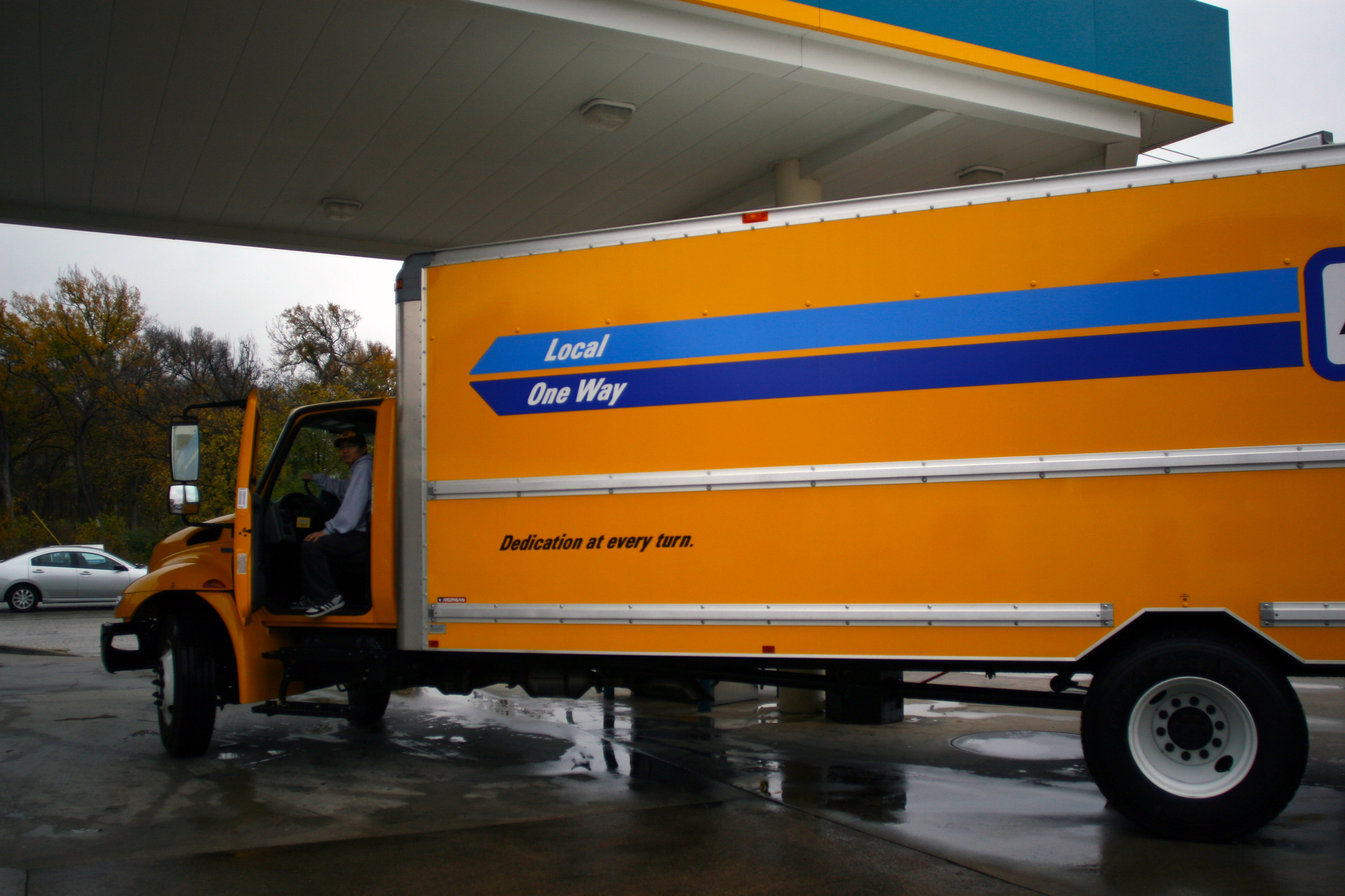 무지하게 큰 Penske Truck..